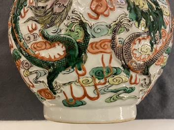 Un vase de forme double gourde en porcelaine de Chine famille verte sur socle en bois, 19/20&egrave;me